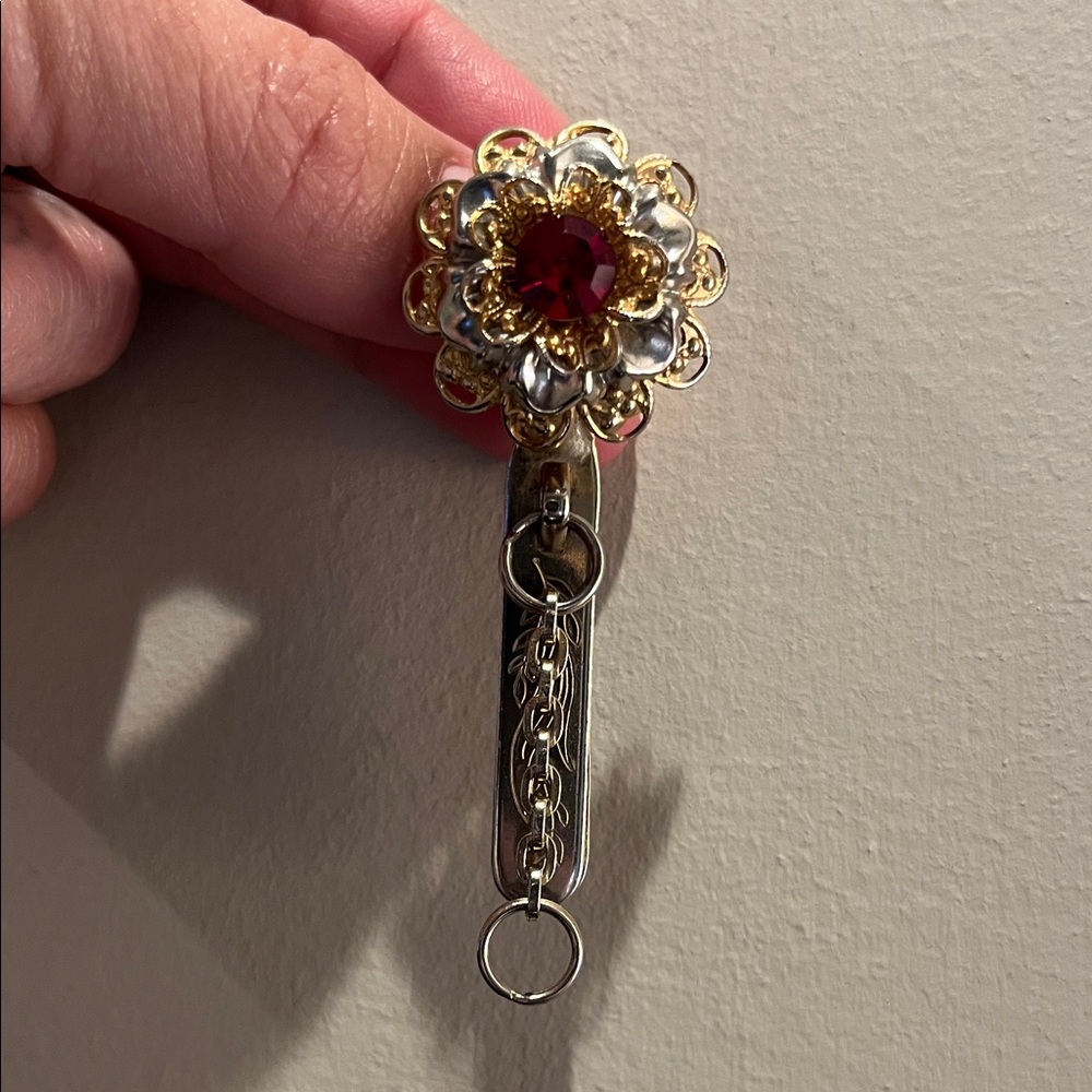Vtg 50s Gold filigree & Red Gem Clip-On Key Holder - Picture 2 of 12